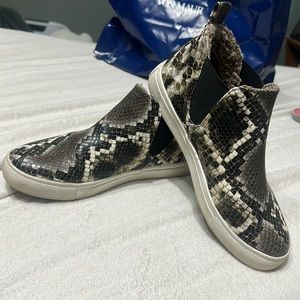 Snake skin print casual shoes